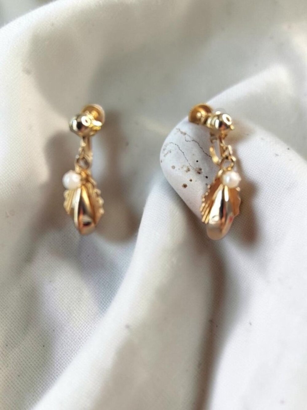 Unsigned Mid-Century 1950s Gold-Tone Faux Pearl Leaf Dangle Jewelry Earrings